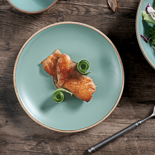 مجموعة أواني الطعام المصنوعة من الخزف الحجري باللون الأخضر غير اللامع 