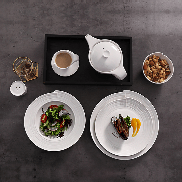 طقم أطباق وأطباق عشاء بيضاء من المطبخ الفخاري في الفندق