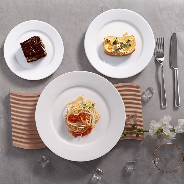 أطباق بيضاء مخصصة للحفلات من السيراميك ، طبق عشاء من البورسلين لمطاعم الفنادق