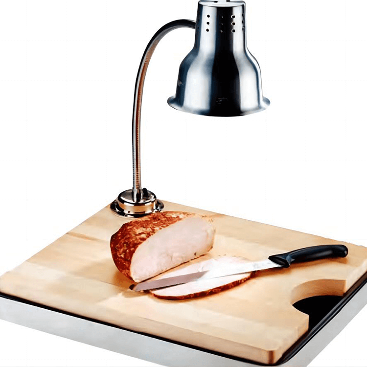 ضوء دافئ للطعام مع صينية خشبية