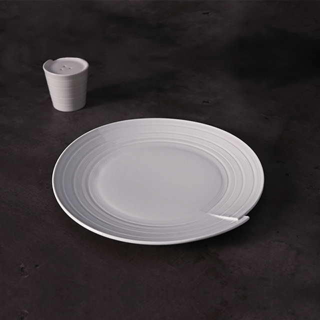 طقم أطباق وأطباق عشاء بيضاء من المطبخ الفخاري في الفندق