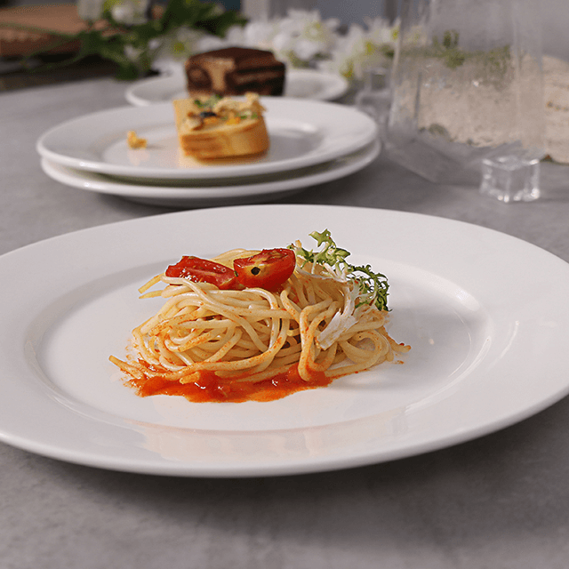 أطباق بيضاء مخصصة للحفلات من السيراميك ، طبق عشاء من البورسلين لمطاعم الفنادق