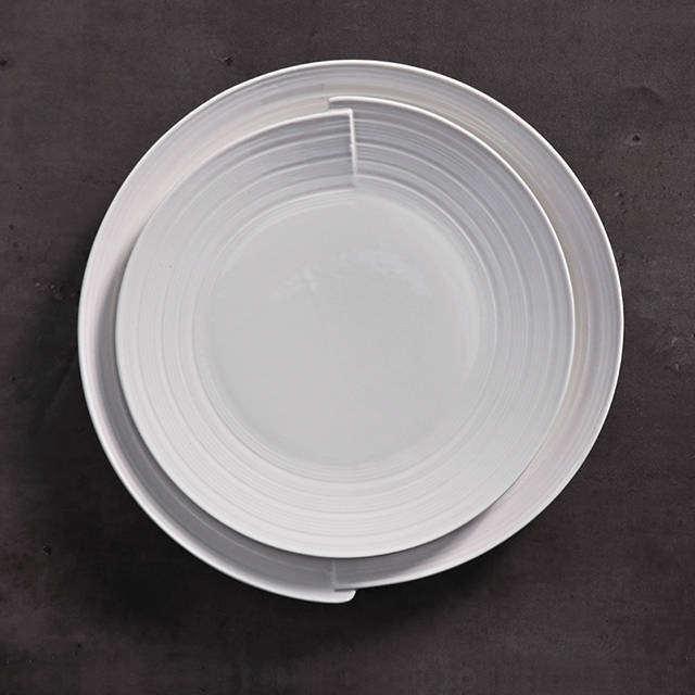 طقم أطباق وأطباق عشاء بيضاء من المطبخ الفخاري في الفندق