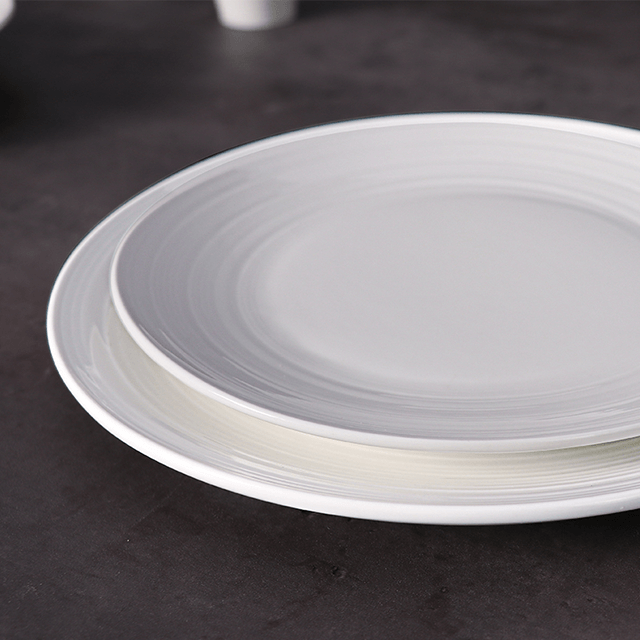 طقم أطباق وأطباق عشاء بيضاء من المطبخ الفخاري في الفندق