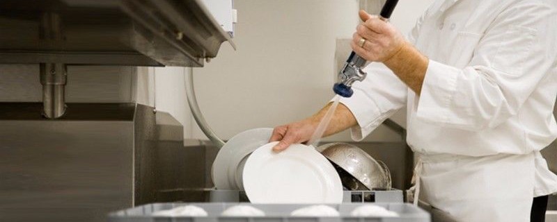 تنظيف أدوات المائدة