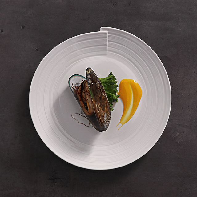 طقم أطباق وأطباق عشاء بيضاء من المطبخ الفخاري في الفندق